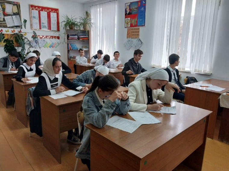 Девятиклассники написали пробный ОГЭ.